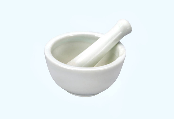 Argamassa de porcelana branca com pilão isolado sobre fundo branco
 - Foto, Imagem