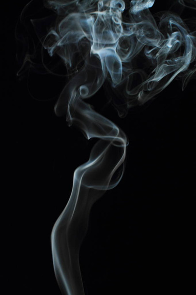 Witte rook textuur op zwarte achtergrond - Foto, afbeelding