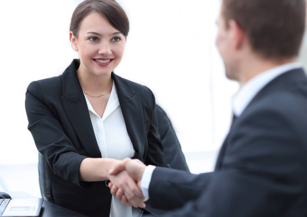 closeup of business woman shaking hands with her colleague. - Foto, Imagem