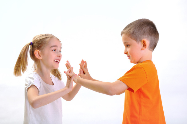 Junge und Mädchen schieben mit den Händen - Foto, Bild