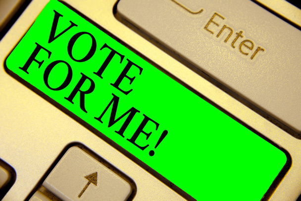 Κείμενο πινακίδα που δείχνει την ψηφοφορία για Me. εννοιολογική φωτογραφία Campaining για μια θέση στο πληκτρολόγιο πράσινο κλειδί επερχόμενες εκλογές πρόθεση της κυβέρνησης να δημιουργήσετε υπολογιστή computing έγγραφο προβληματισμού. - Φωτογραφία, εικόνα