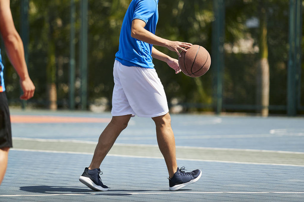 jovem asiático adultos jogar basquete no exterior tribunal
 - Foto, Imagem