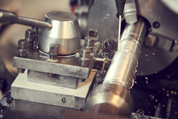 Herramienta de corte de rosca en la máquina de torno de trabajo de metal
 - Foto, imagen