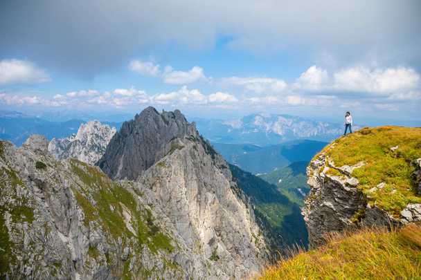 Jeune femme sur une falaise à Mangart selle, Slovénie
 - Photo, image