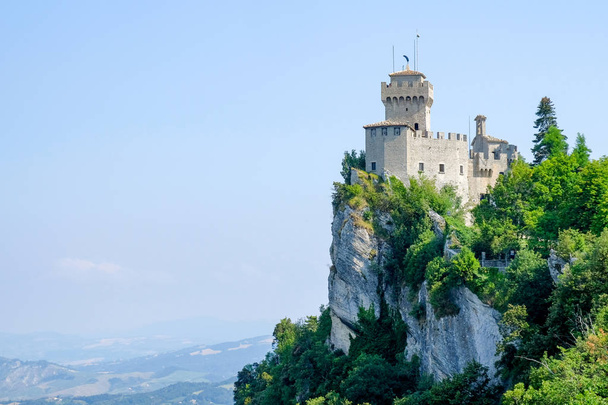 Kaunis näkymä Euroopan linnasta sinistä taivasta vasten. Italia, San Marino
. - Valokuva, kuva