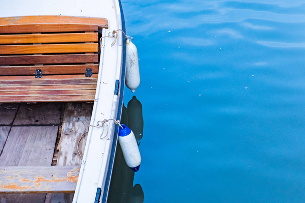 Dans la mer bleue du quai un bateau en bois de transport vide
. - Photo, image