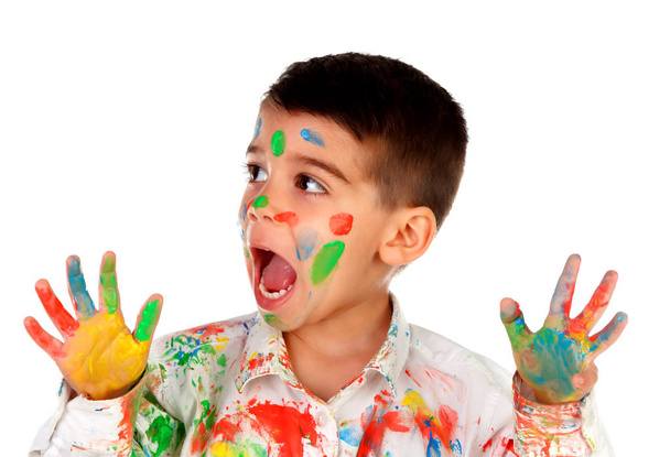 Engraçado menino com as mãos e rosto cheio de tinta isolada em um fundo branco
 - Foto, Imagem