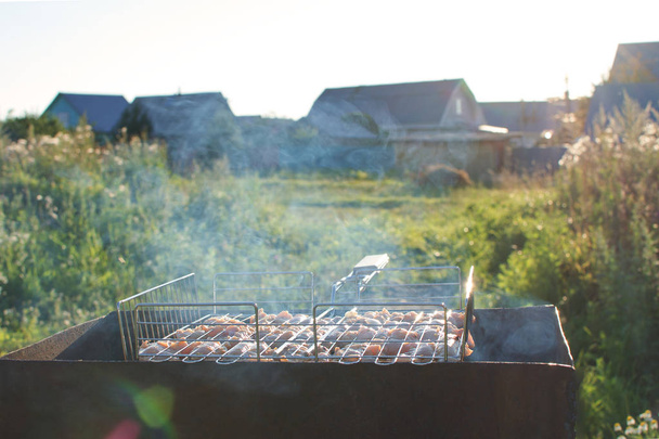 Koken proces Barbecue zomer grill Close up van geroosterde varkensvlees Shish kebab of sjasliek op barbecue spiesjes brute Smoke BBQ-traditionele voedsel - Foto, afbeelding
