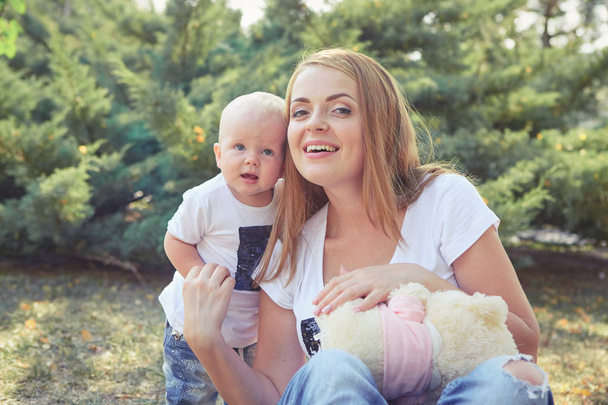 Щаслива красива мати і дитина дочка або син
 - Фото, зображення