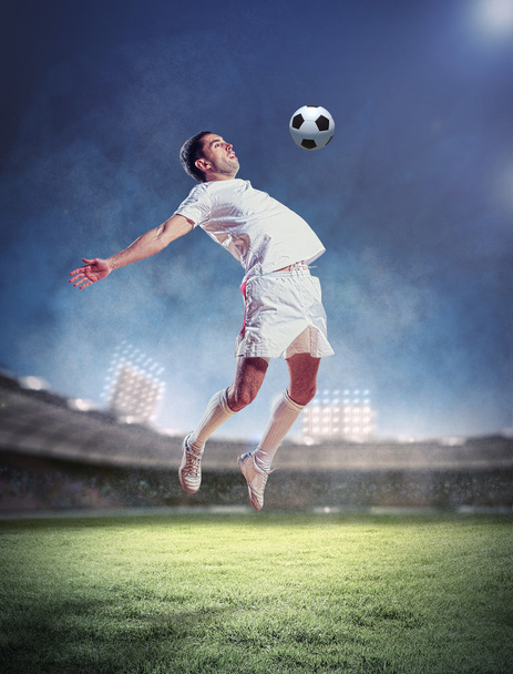 giocatore di calcio colpire la palla
 - Foto, immagini