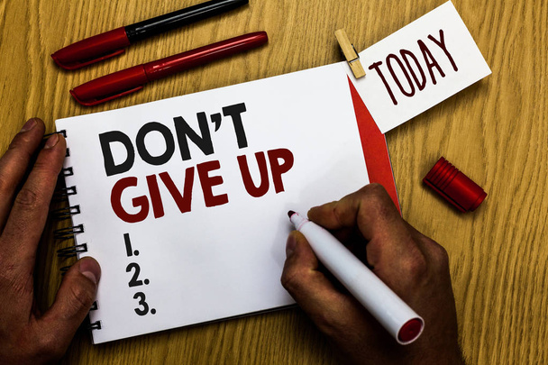 Rukopis textu psaní Don t Give Up. Pojetí znamená určit vytrvale pokračovat věřit v sebe muž drží značku notebooku clothespin připomenutí dřevěný stůl šálek kávy. - Fotografie, Obrázek