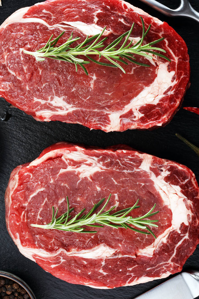 Filete crudo. Barbacoa Rib Eye Steak, carne seca envejecida Wagyu Entrecote
 - Foto, imagen
