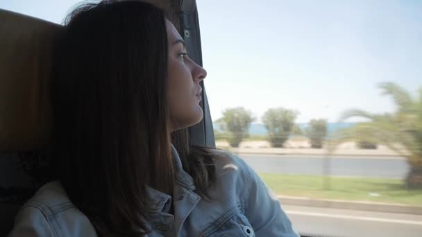 Mladá bruneta žena cestování autobusem, obdivovat výhled z okna - Záběry, video
