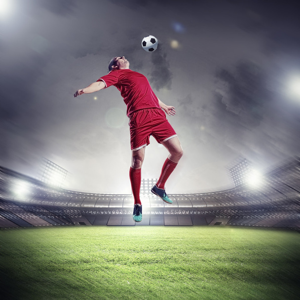ποδοσφαιριστής που κτυπάει την μπάλα - Φωτογραφία, εικόνα