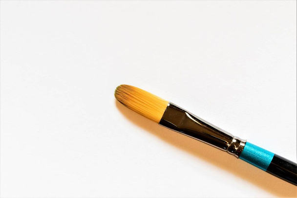 Un nuevo cepillo limpio se encuentra en el papel blanco
 - Foto, imagen