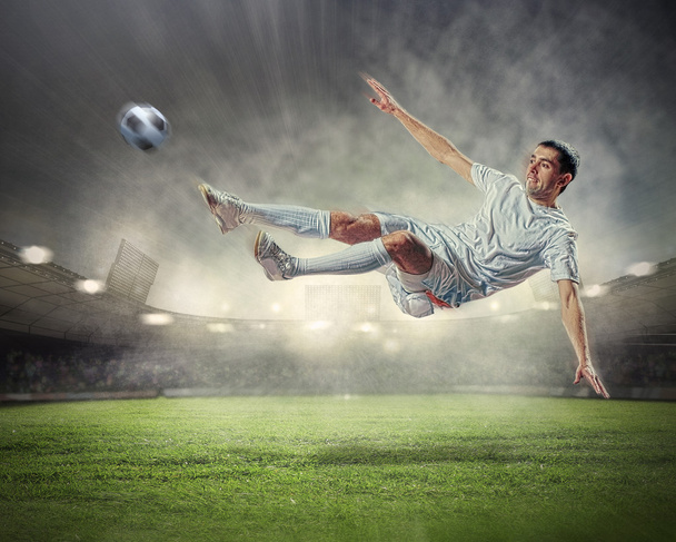 piłkarz uderzając piłkę - Zdjęcie, obraz