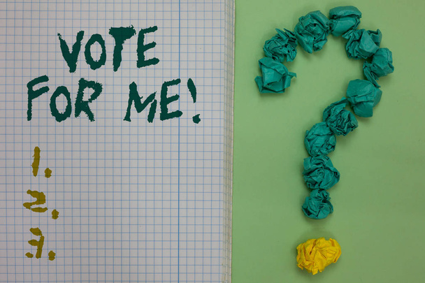Szöveg jel mutatja a szavazás a Me. fogalmi fotó Campaining a kormány állást a közelgő választások jegyzetfüzethez gyűrött kérdőjel zöld háttér alkotó papírok. - Fotó, kép