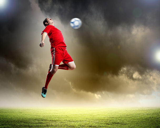 футболист бьет по мячу
 - Фото, изображение