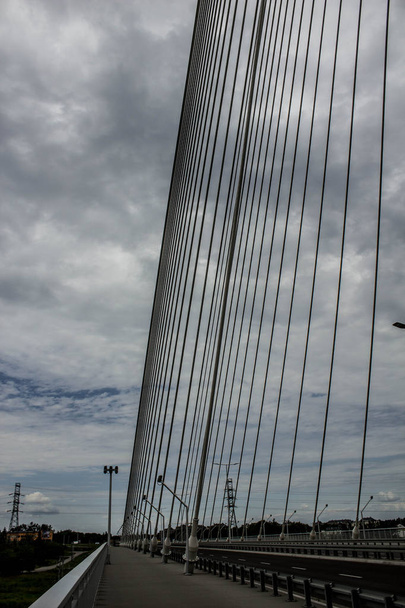 Σύγχρονη γέφυρα ενάντια στον ουρανό. Φόντο. - Φωτογραφία, εικόνα
