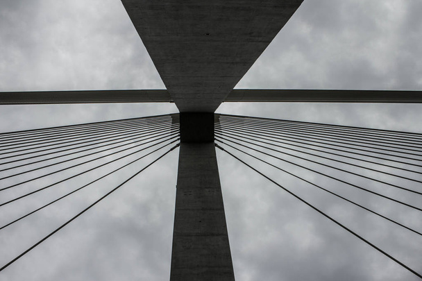 Modern híd ellen az égen. Háttér. - Fotó, kép