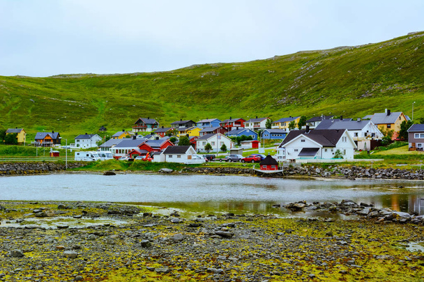 Vue de la petite ville dans la nature sévère du nord de la Norvège en été
 - Photo, image