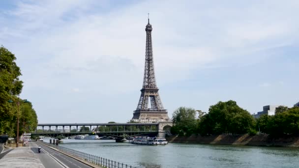 V Paříži, během léta. Nábřeží Seiny u Seiny (Paříž řeka) je téměř prázdná. Před Eiffelovy věže, slavný most Bir-hakeim, kde prochází metro. - Záběry, video