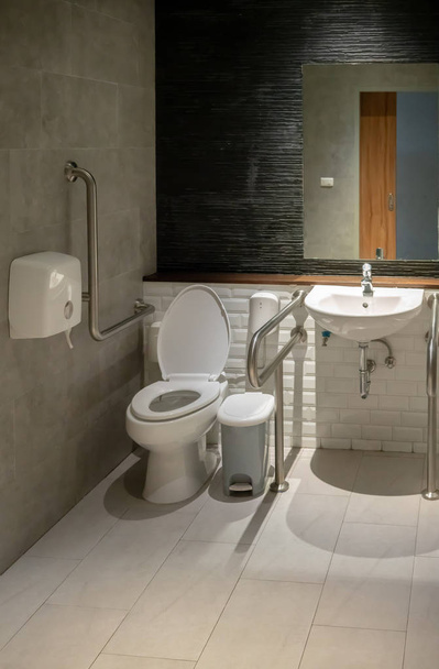 Intérieur des toilettes pour personnes âgées âgées ou handicapées avec cuvette de toilette et main courante
. - Photo, image