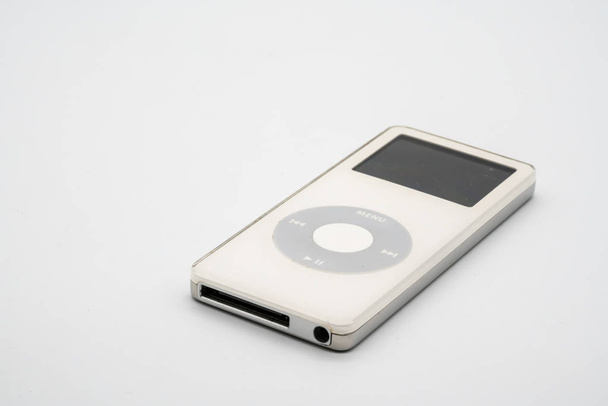 Apple iPod Music Player. Bangkok, Tailândia - 21 de agosto de 2018: iPod Nano 2005. Estúdio tiro, isolado em fundo branco
. - Foto, Imagem