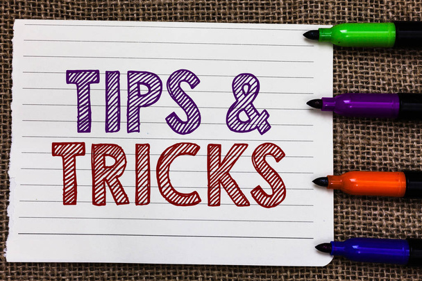 Kavramsal el yazma gösteren ipuçları ve püf noktaları. Adımları Lifehacks kullanışlı tavsiye öneriler becerileri defter kağıt önemli hatırlatma işaretleri Jüt arka plan vitrine iş fotoğraf - Fotoğraf, Görsel