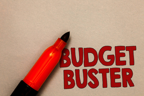Scrittura di testi Word Budget Buster. Business concept for Carefree Spending Bargains Non necessario Acquisti Overspending Open red marker intention communicating message ideas beige background
. - Foto, immagini