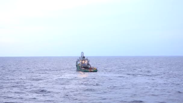 Suministro de barco o barco flotando en el océano cerca del horizonte
 - Imágenes, Vídeo
