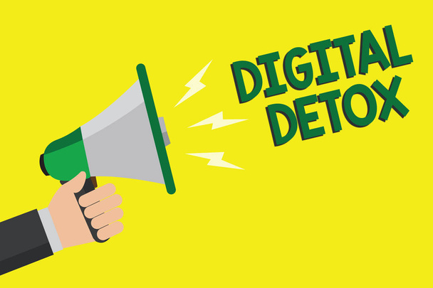 Wyświetlono Detox Cyfrowy znak tekstu. Koncepcyjne zdjęcie darmo elektroniczne urządzenia Odłącz, aby ponownie podłączyć odłączony mężczyznę trzymającego głośnik żółtym tle wiadomość mówiąc głośno. - Zdjęcie, obraz