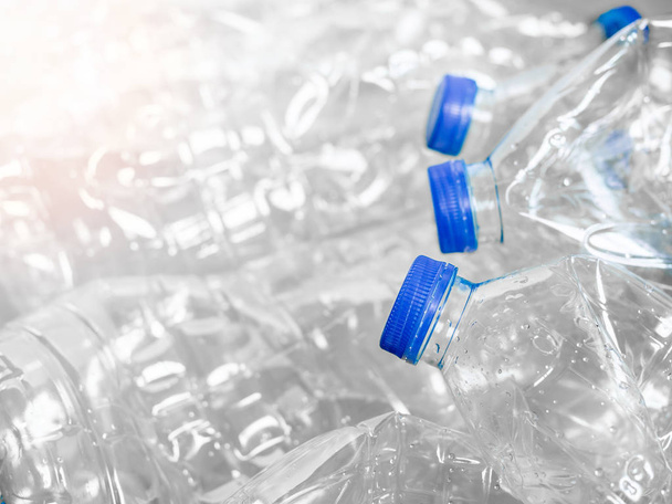 Fechar vazio esmagado reciclar garrafas de água de bebida de plástico transparente no fundo branco com espaço de cópia. Conceito de aquecimento global
. - Foto, Imagem