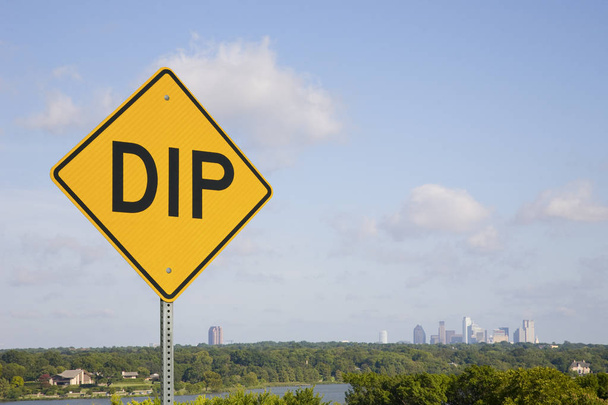 Dip-Schild am blauen Himmel mit Wolken und Stadtsilhouette, horizontal - Foto, Bild