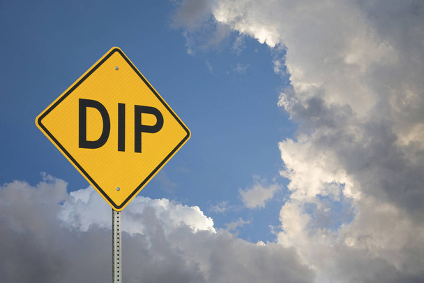 Dip-Schild auf blauem Himmel und Wolkenhintergrund, horizontales Format - Foto, Bild