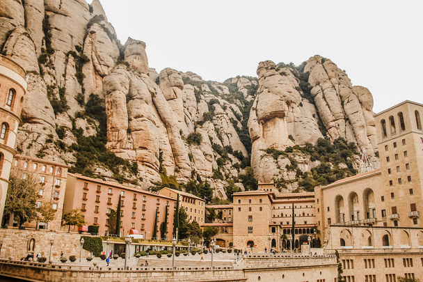 Монастырь Монсеррат в Каталонии
 - Фото, изображение