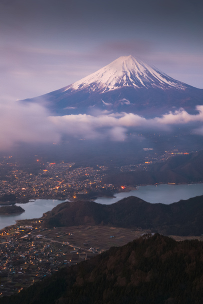  Гора Фудзи и озеро Кавагутико ранним утром видно с точки зрения Синдо Тоге
. - Фото, изображение
