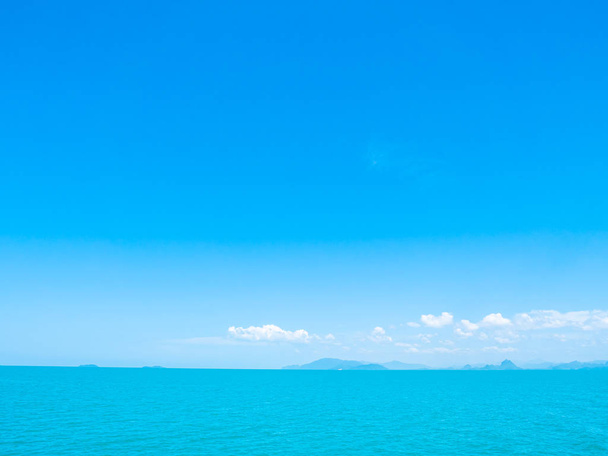 Hermoso océano marino tropical con nube blanca en el fondo del cielo azul para viajes y vacaciones
 - Foto, imagen