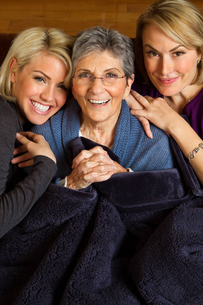 Famille de trois générations de femmes embrassant et souriant
. - Photo, image