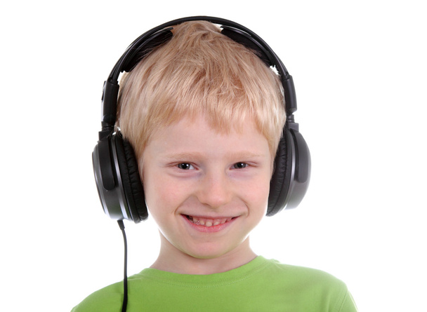 Poika kuuntelee musiikkia kuulokkeilla
 - Valokuva, kuva