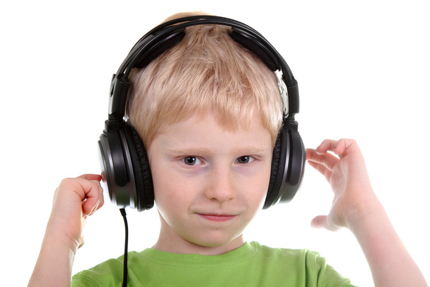 chłopiec słuchanie muzyki w słuchawkach - Zdjęcie, obraz