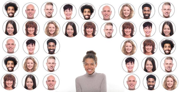 Усміхнена афроамериканська жінка на тлі ікон з обличчями людей
 - Фото, зображення