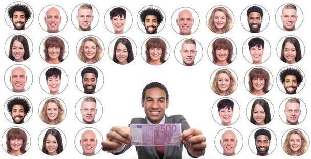 人々の顔を持つアイコンの背景にユーロ紙幣を持つアフロアメリカンの男 - 写真・画像