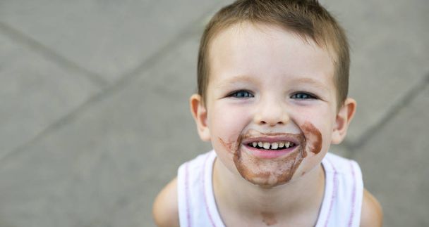 Мальчик размазал мороженое. грязный мальчик
 - Фото, изображение
