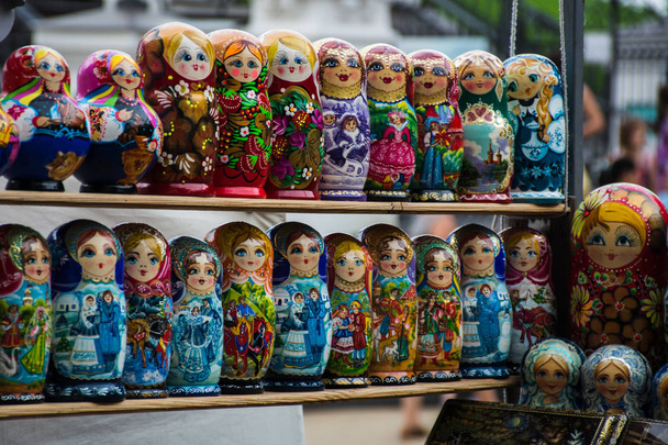 カウンターの後ろにロシアの入れ子人形 (マトリョーシカ) - 写真・画像