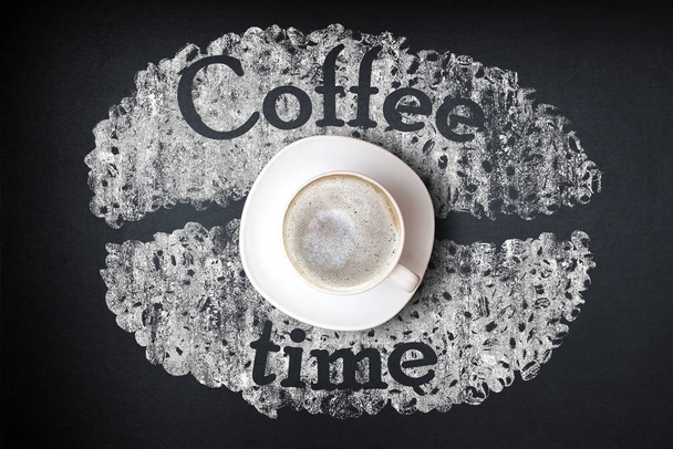 odpolední káva. šálek kávy na stole a nápis coffee time - Fotografie, Obrázek