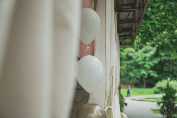 balls and balloons in room  - Foto, Bild