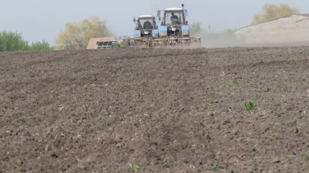 Due trattori lavorano in campo all'inizio della primavera
 - Filmati, video