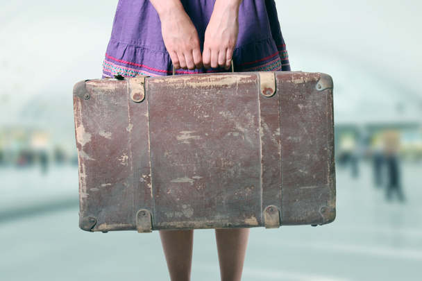 Frau mit Gepäck am Flughafen - Foto, Bild