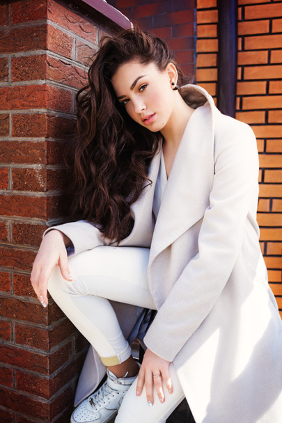Belle jeune femme en manteau blanc posant
 - Photo, image